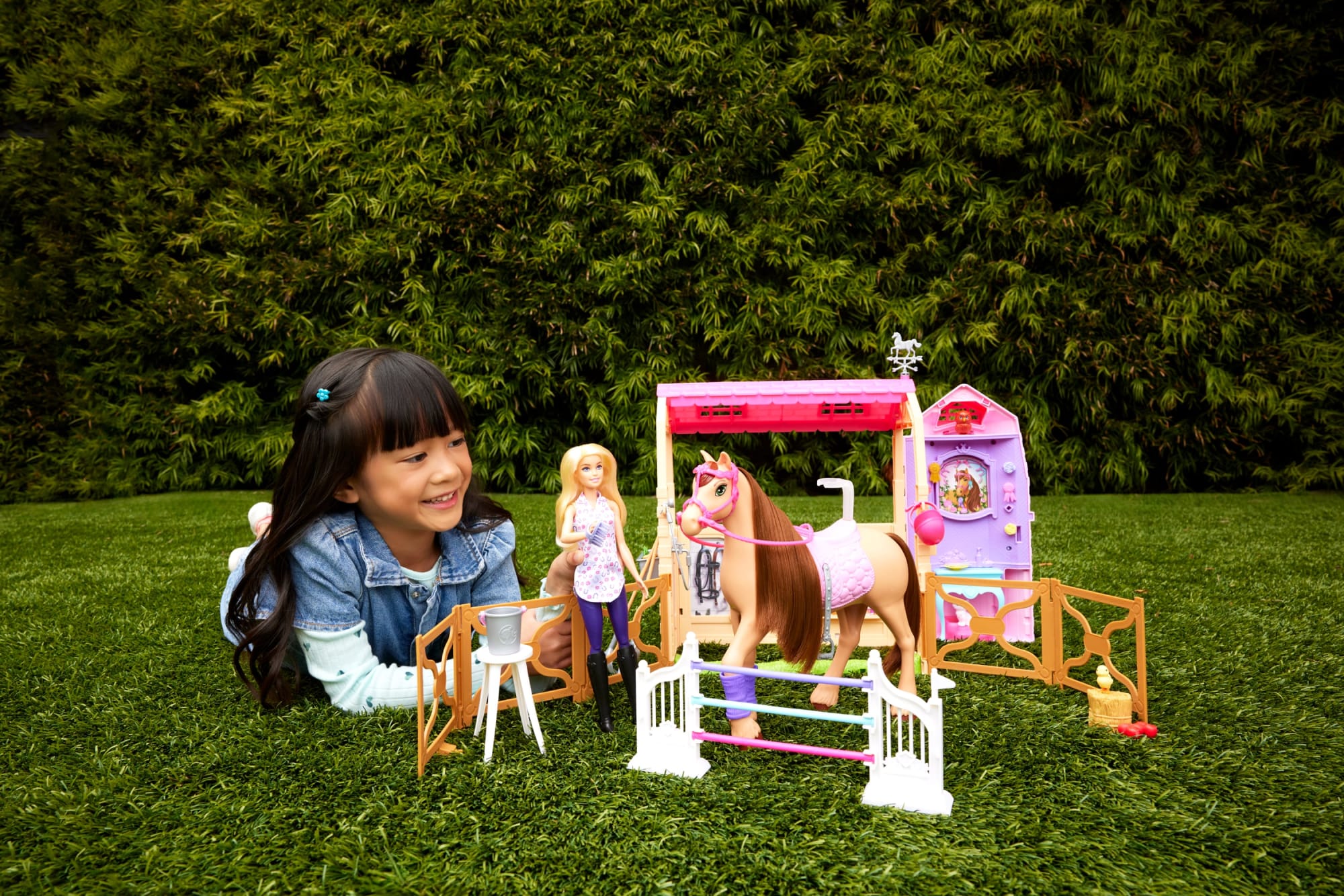 Barbie Detetive A Grande Corrida de Cavalos Conjunto de Brinquedo Estábulo dos Sonhos - Image 2