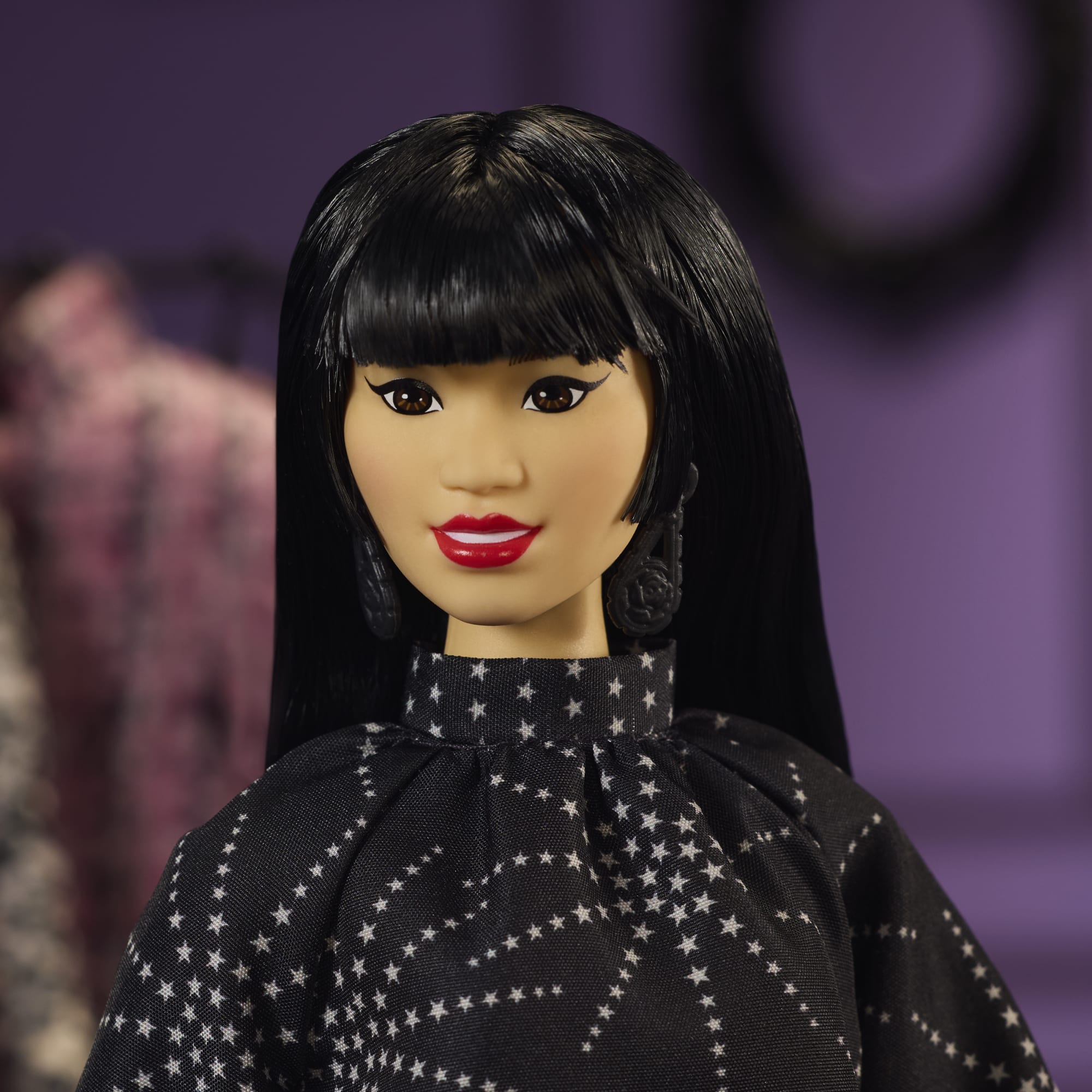 Barbie – Femmes Inspirantes – Poupée et Acc. – Anna Sui. Robe Noire - Image 3