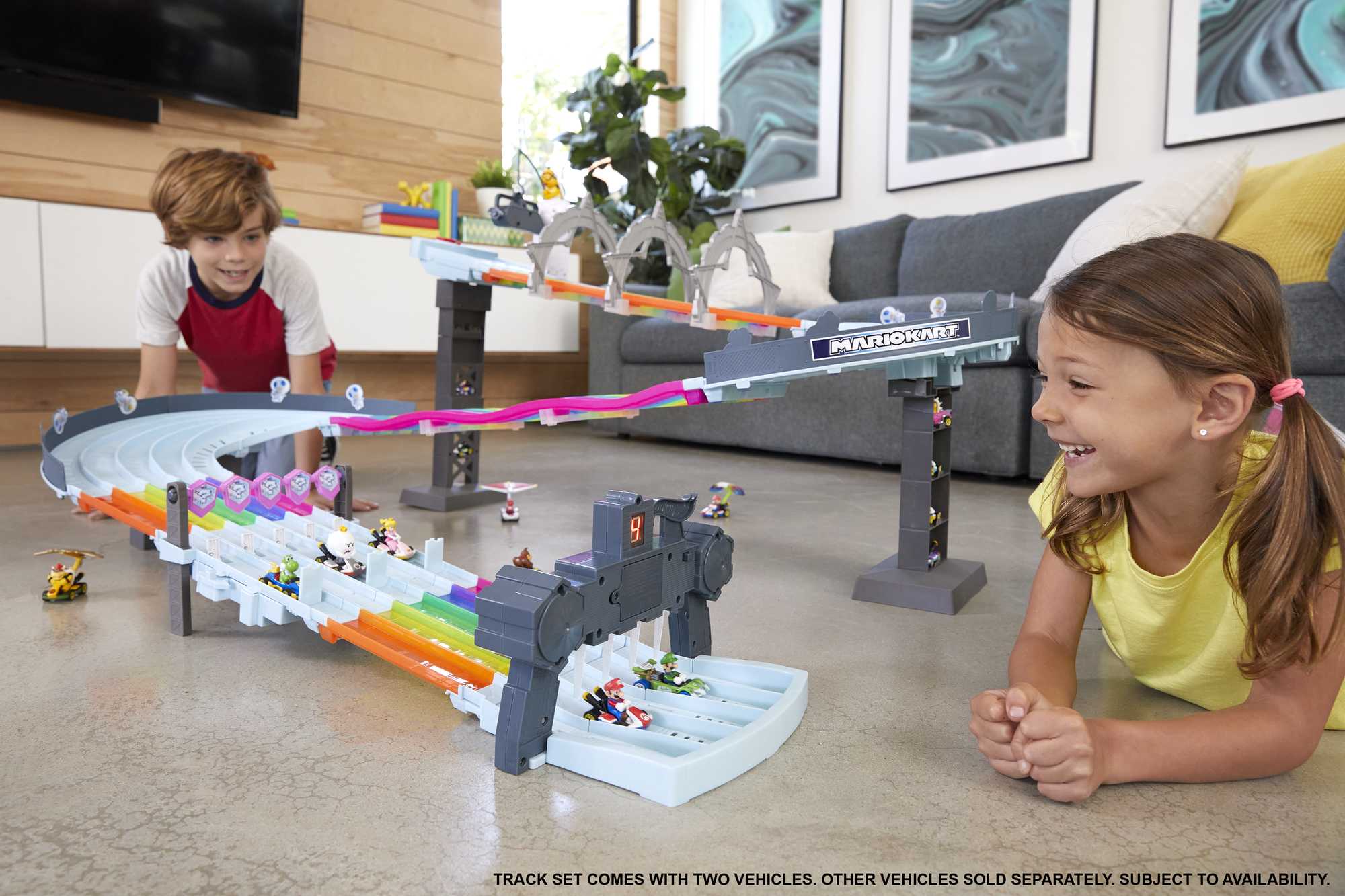 Hot Wheels Mario Kart Rainbow Road Raceway Set With 2 1:64 Scale Vehicles - Image 2