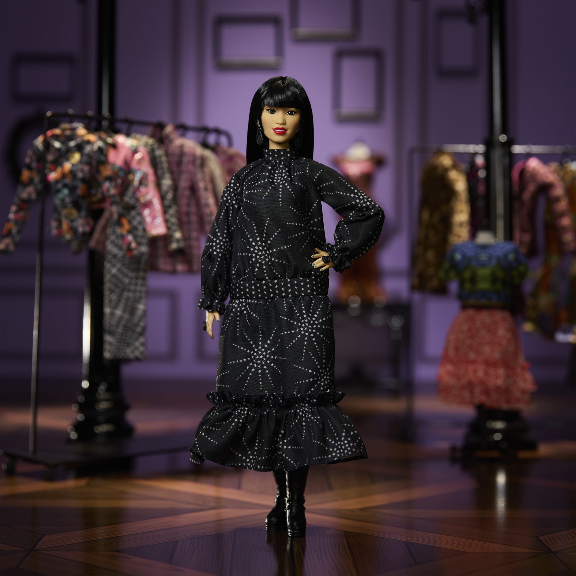 Barbie – Femmes Inspirantes – Poupée et Acc. – Anna Sui. Robe Noire - Image 2