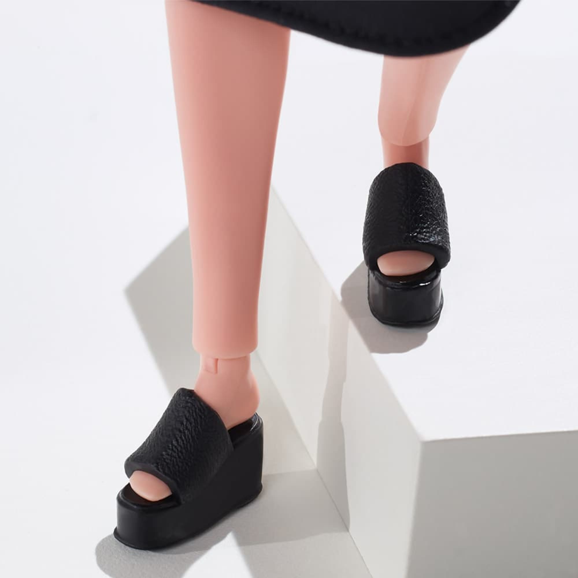 Barbie Looks Doll (Petite. Brunette Pixie Cut) - Image 6