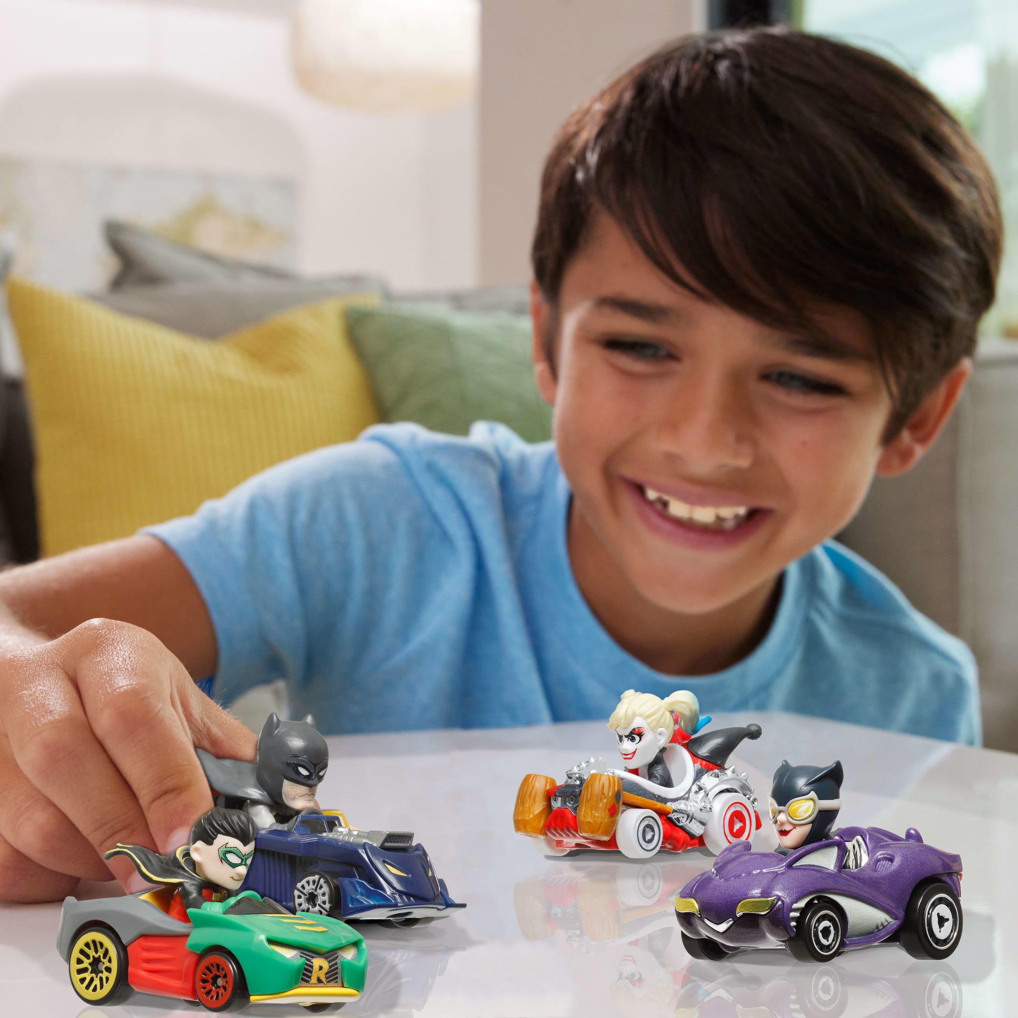 Hot Wheels Racerverse. Set Of 4 Die-Cast Hot Wheels Cars With Pop Culture Characters As Drivers - Image 2