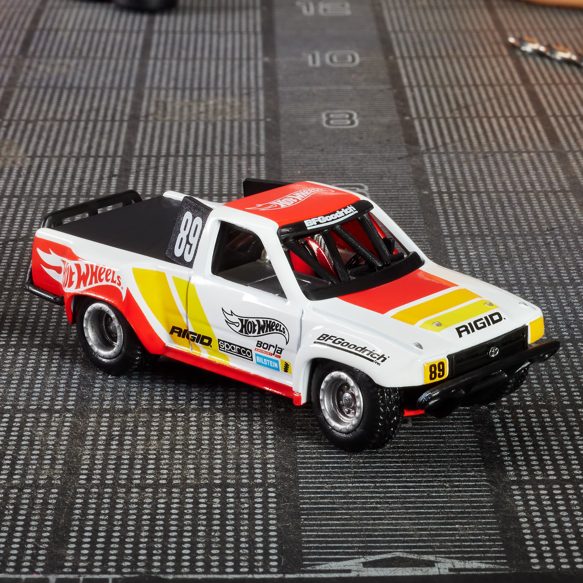 Hot Wheels Elite 64 1989 Toyota HiLux Stadium Truck - Image 10