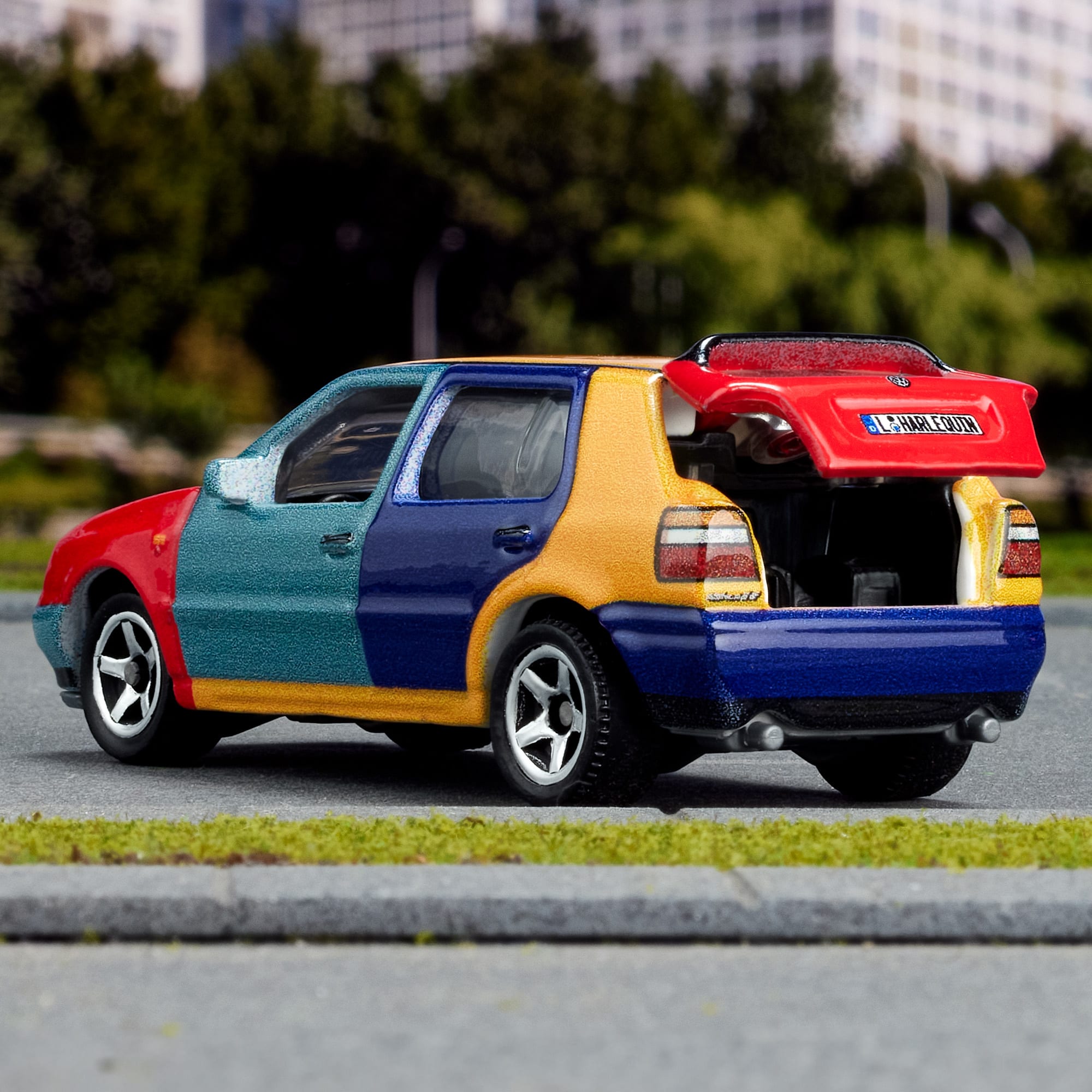Matchbox 1995 Volkswagen Golf Harlequin - Image 3