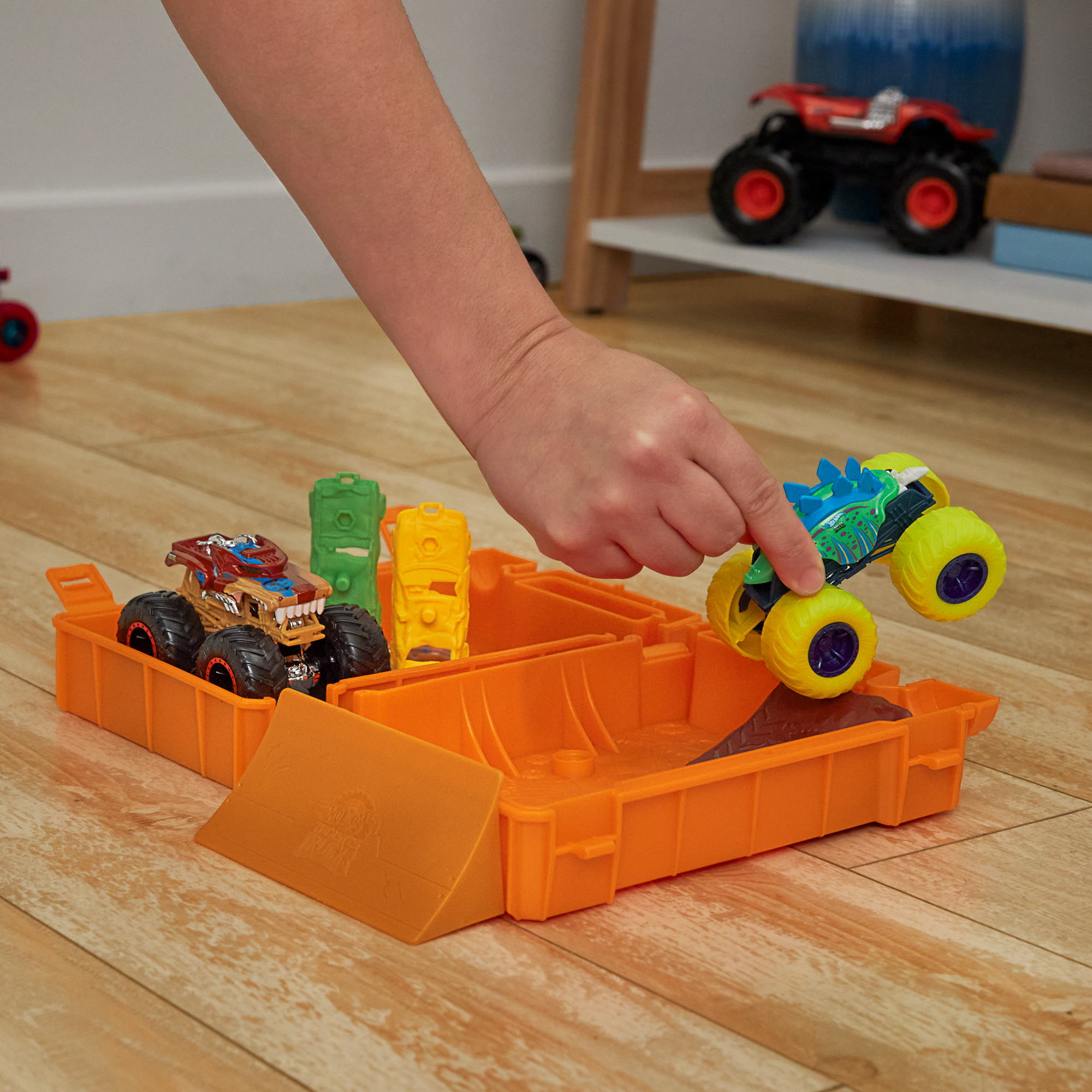 Hot Wheels Monster Trucks Fuel N' Go Playset With 1:64 Scale Motosaurus Toy Truck & 2 Crushed Cars - Image 2