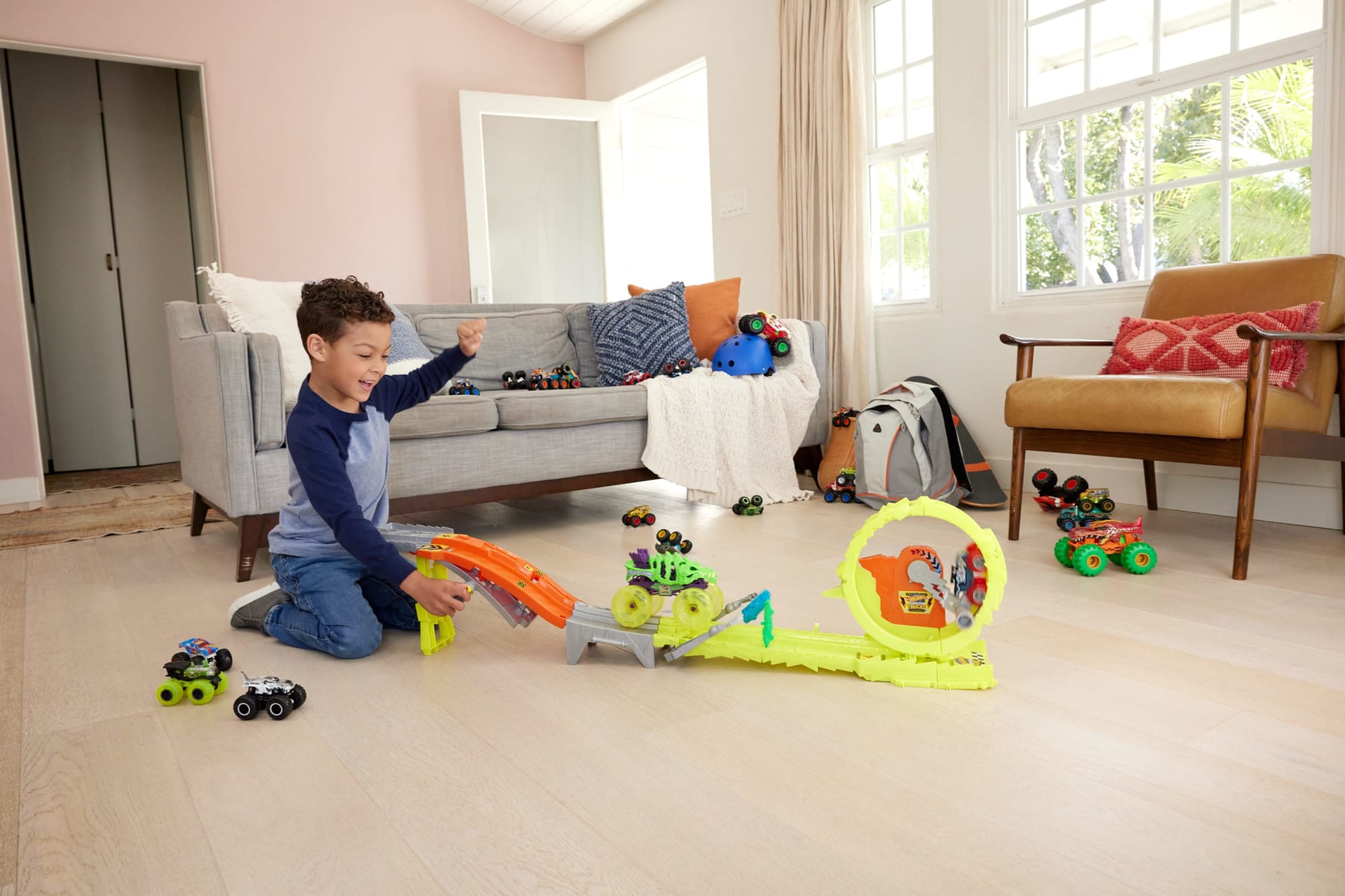 Hot Wheels Monster Trucks Power Smashers Charge & Chase Challenge Track Set With Oversized Skelesaurus. 1:64 Scale Bone Shaker & 2 Crushed Cars - Image 2
