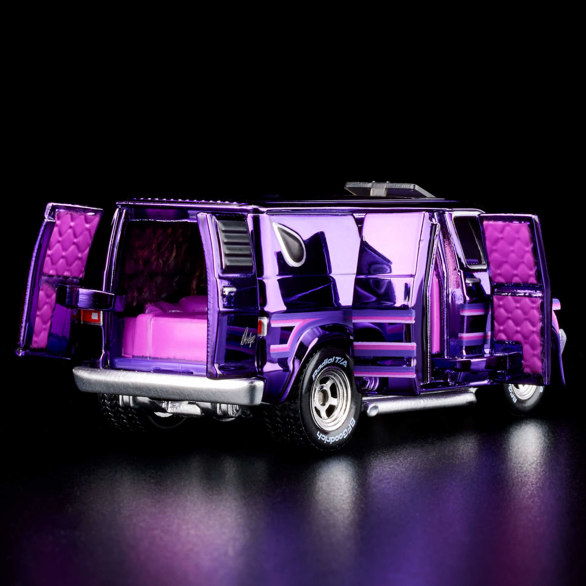 Hot Wheels RLC Exclusive '70s Dodge Tradesman Van - Image 3
