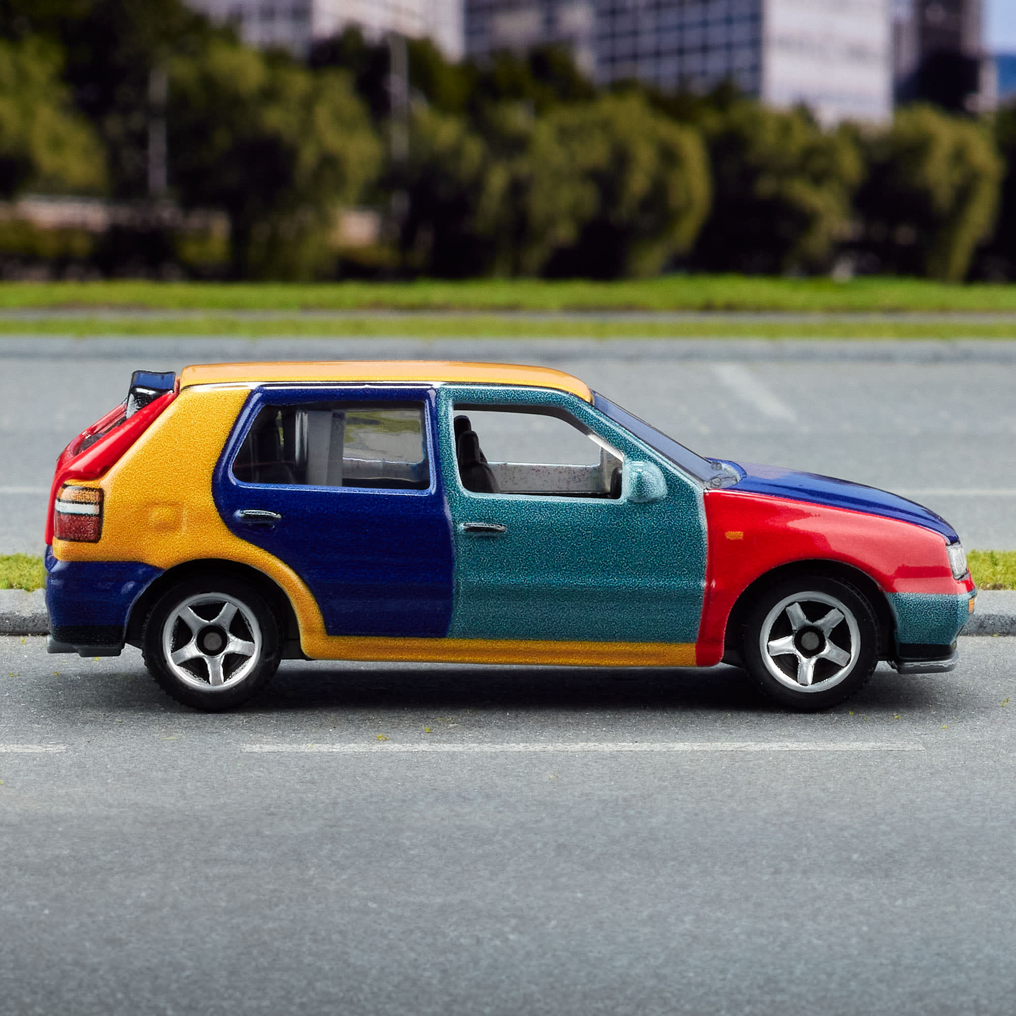 Matchbox 1995 Volkswagen Golf Harlequin - Image 6