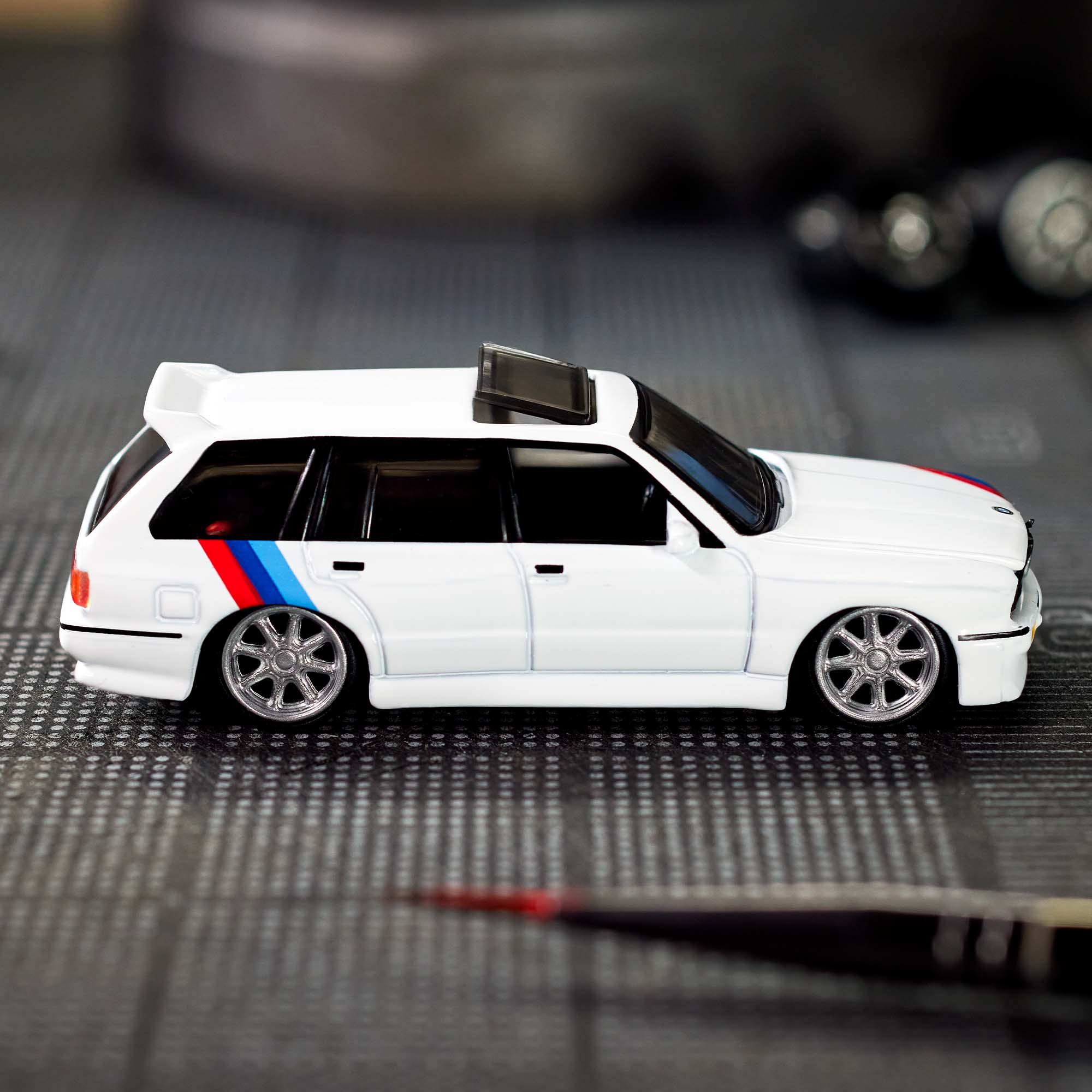 Hot Wheels Elite 64 1990 BMW 318i Touring - Image 5