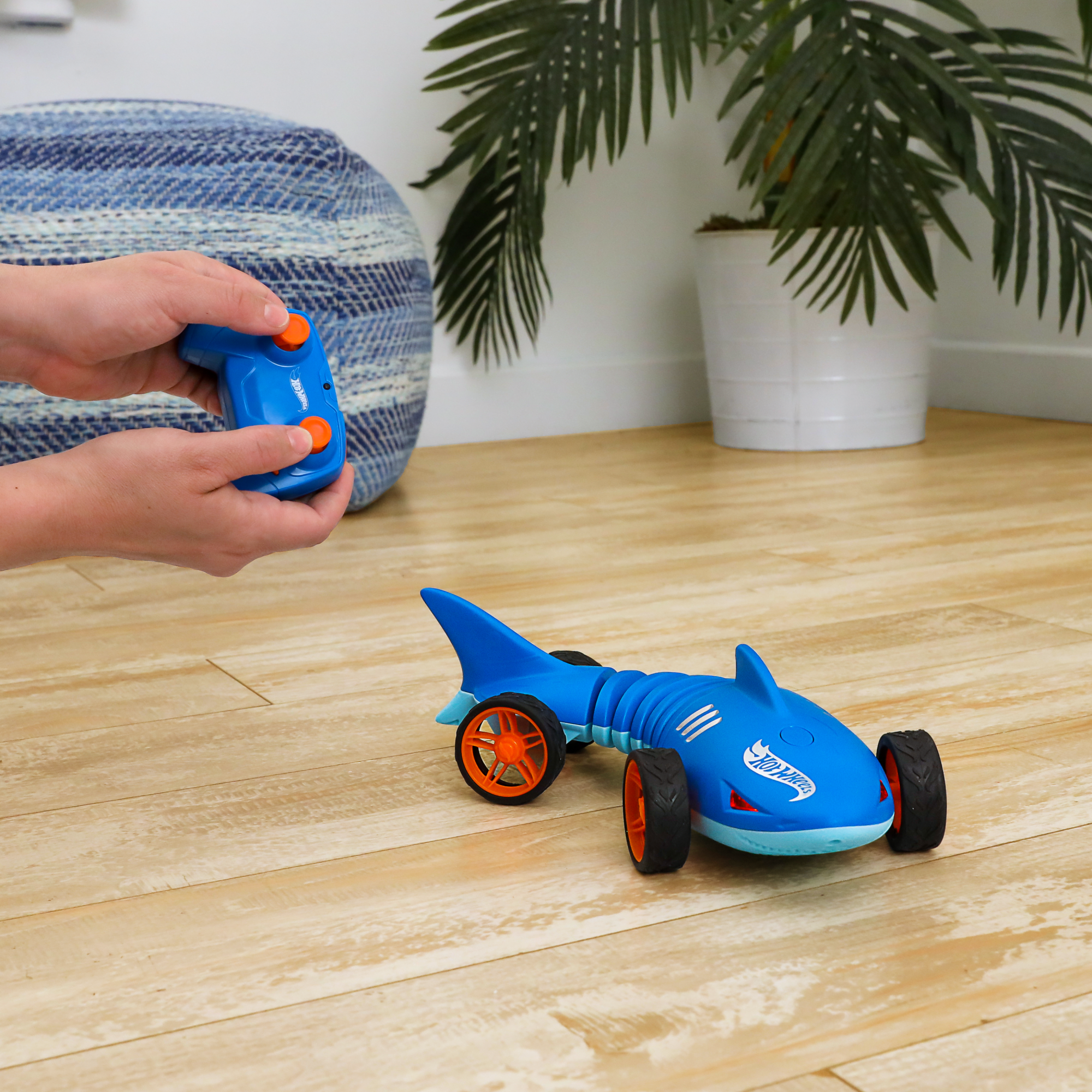 Hot Wheels RC 1:15 Scale Shark Speeder. Battery-Powered Remote-Control Vehicle - Image 5