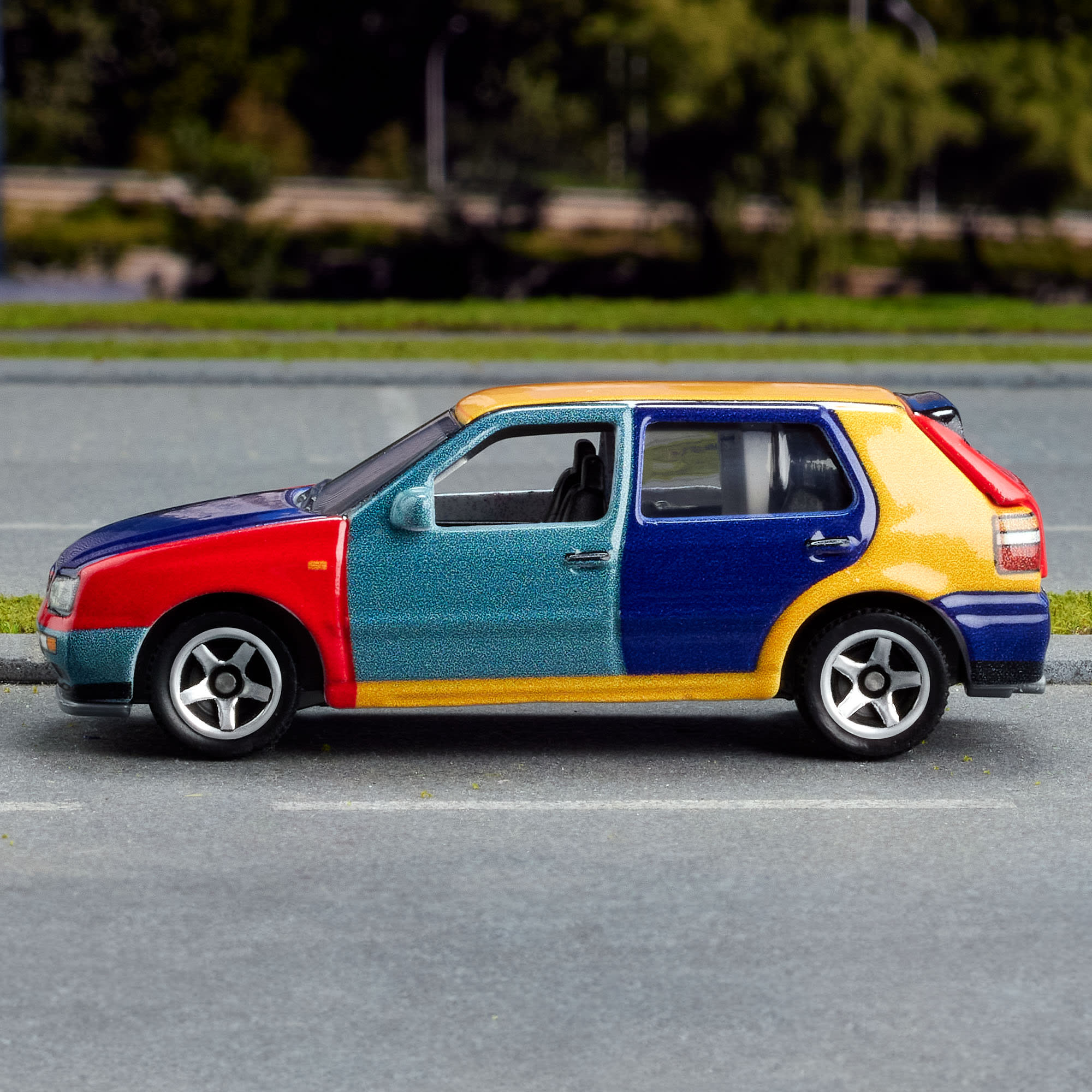 Matchbox 1995 Volkswagen Golf Harlequin - Image 5