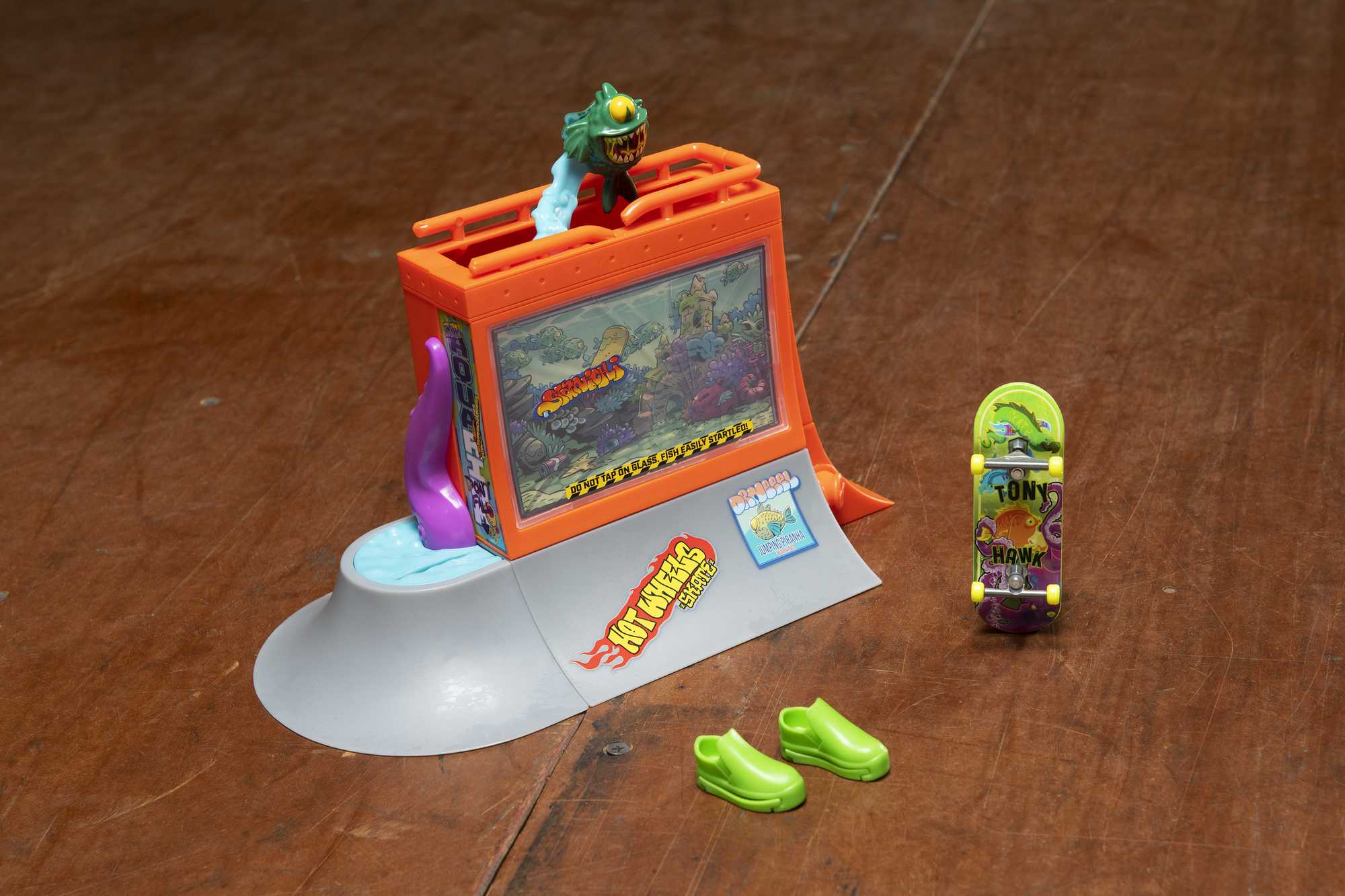 Hot Wheels Skate Aquarium Skatepark Set With Tony Hawk Fingerboard & Skate Shoes - Image 2