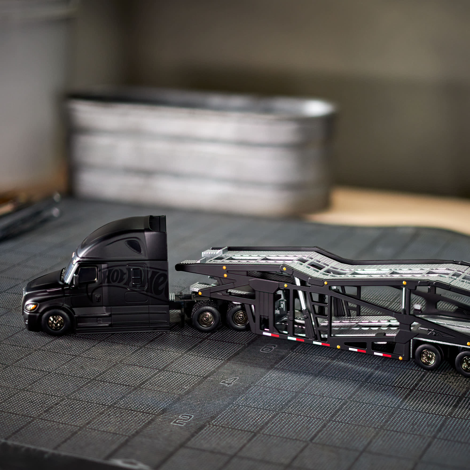 Hot Wheels Elite 64 Freightliner Cascadia - Image 8