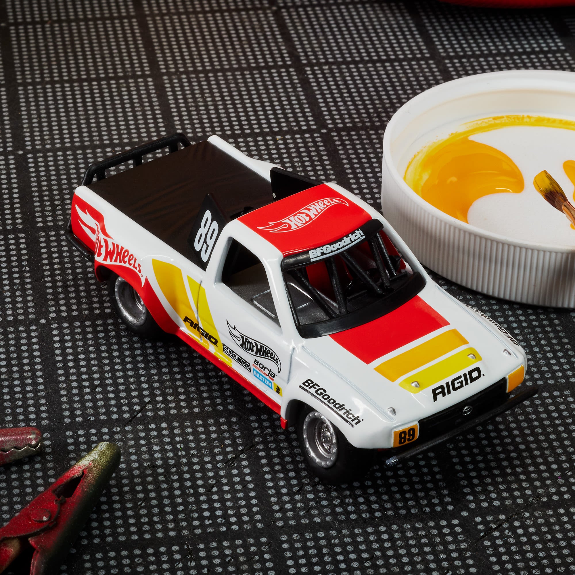 Hot Wheels Elite 64 1989 Toyota HiLux Stadium Truck - Image 6