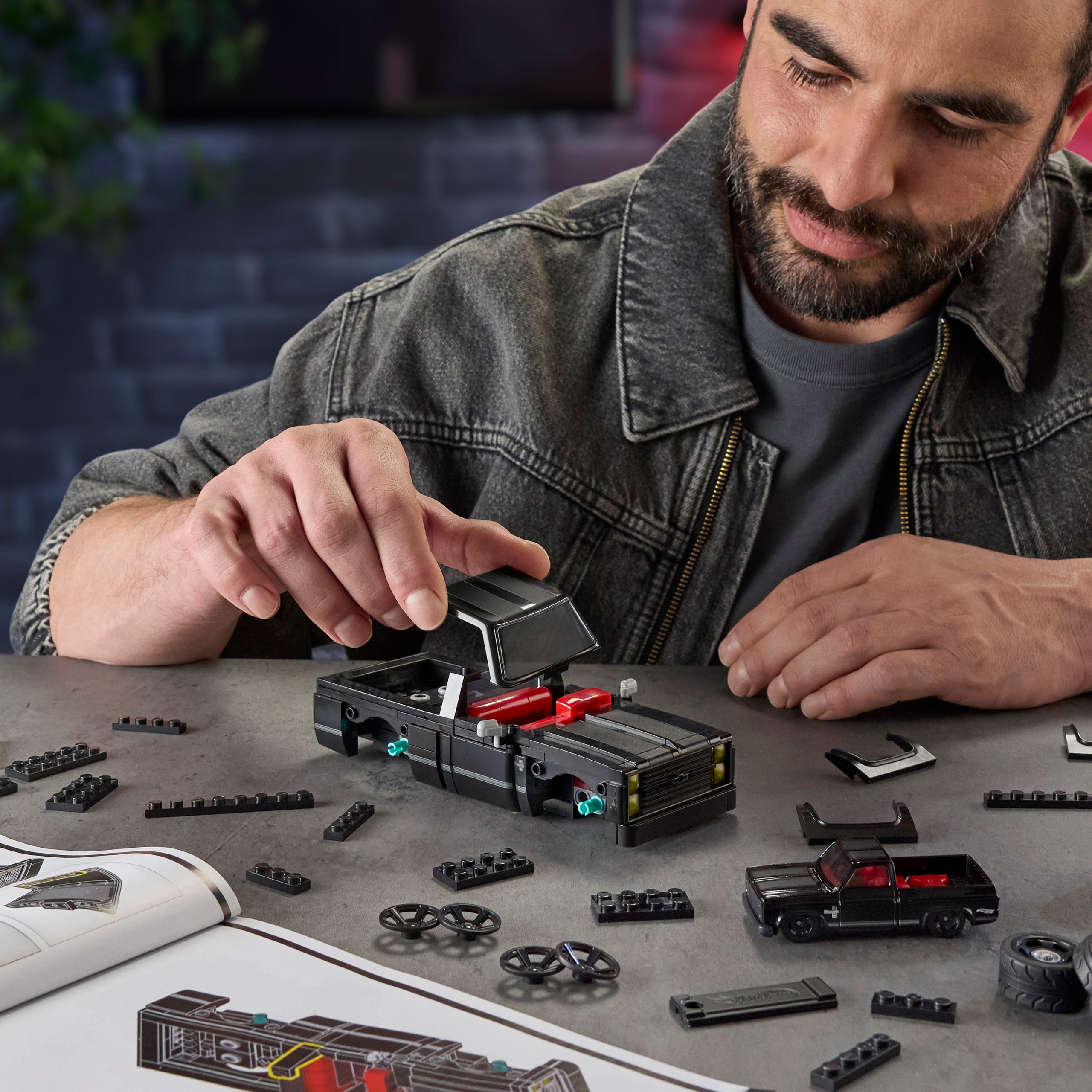 Mattel Brick Shop Hot Wheels Juguete de Construcción Speed '83 Chevy Silverado - Image 2